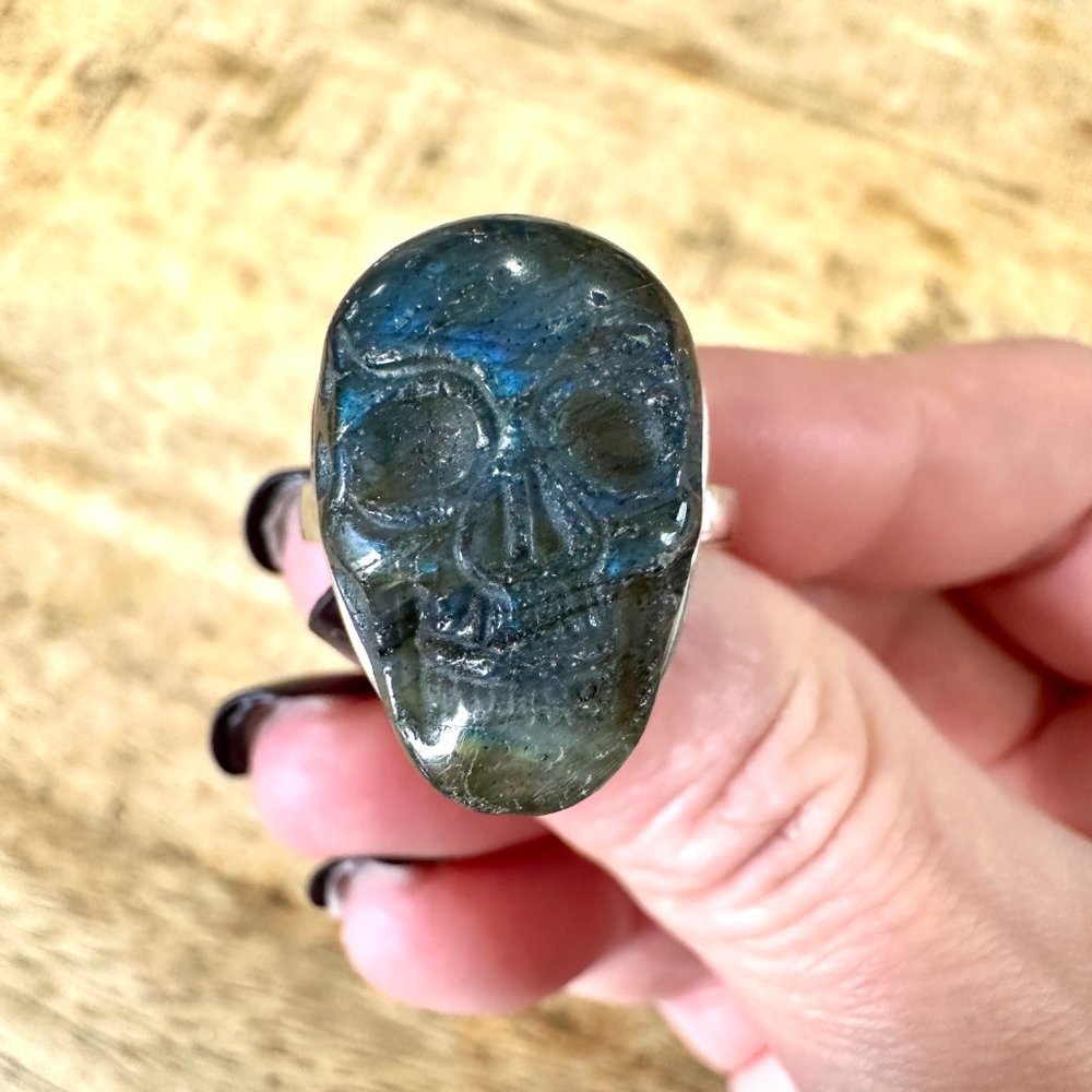 Blue Flash Labradorite Skull Ring - Adjustable Sterling Silver Band - Picture 4 of 7